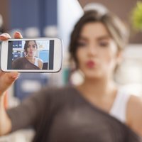 Sievietes augstu vērtē attēlus savos viedtālruņos, tomēr neaizsargā tos