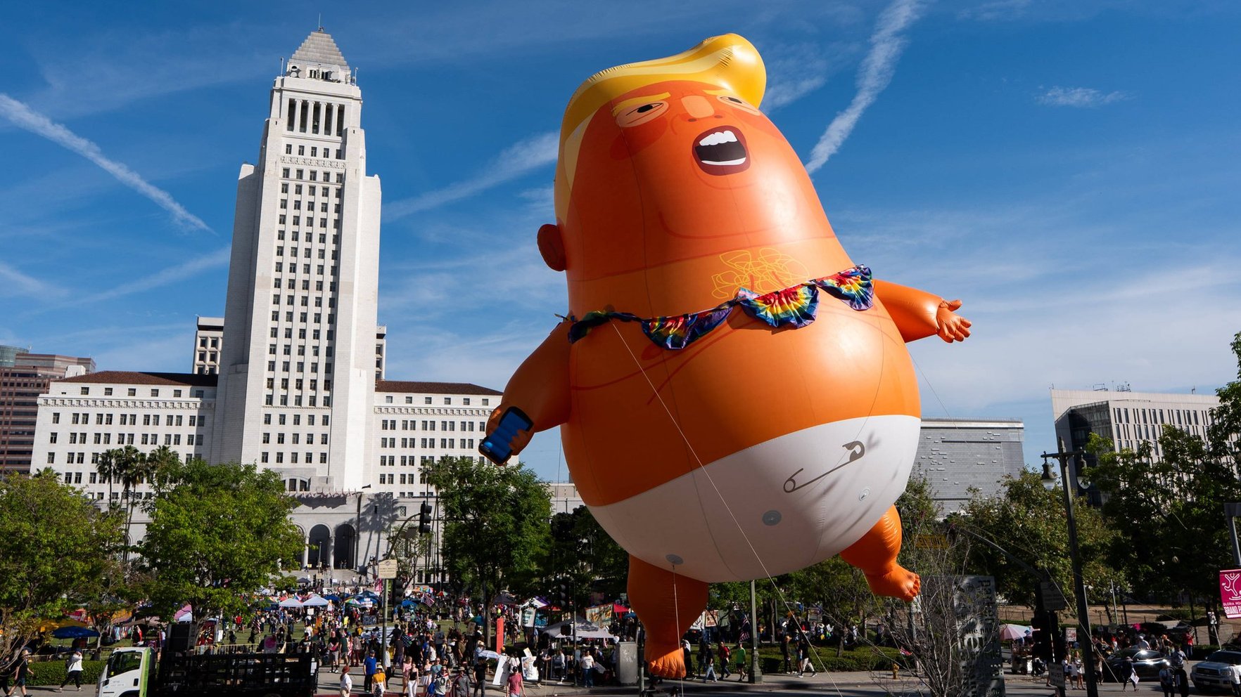 Protestos pret Trampu piedalījušies vairāk nekā astoņi miljoni cilvēku, apgalvo organizatori