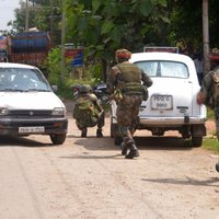 Indijā kaujinieki uzbrūk policijas iecirknim; vismaz pieci nogalinātie