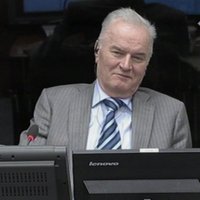 Mladičs sauc Hāgas tiesu par 'sātanisku' un atsakās liecināt par Karadžiču