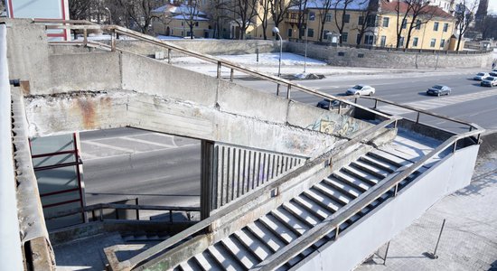 Vanšu tilta kāpnes paliek slēgtas; domei trīs scenāriji