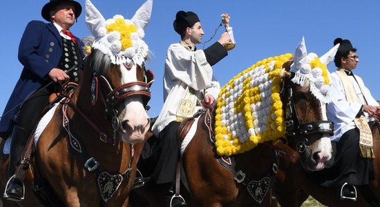 Foto: Simtiem bavāriešu tradicionālos tērpos atzīmē Vasarsvētkus