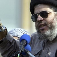 Radikālais islāmists Abu Hamza atzīstas, kā zaudējis abas rokas