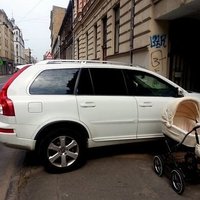 Наглый водитель Volvo перегородил дорогу матери с малышом
