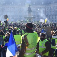 'Dzelteno vestu' protestos Parīzē 126 aizturētie