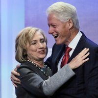 Gaismā tiek celti Klintonu laulības noslēpumi