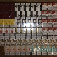 Pie kontrabandas cigarešu tirgotājas Rīgā atrod 3400 smēķus