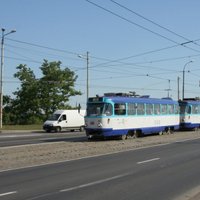Divu auto un tramvaja sadursmē Rīgā cieš sieviete