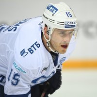 Karsums ar divām rezultatīvām piespēlēm palīdz Maskavas 'Dinamo' gūt uzvaru KHL spēlē