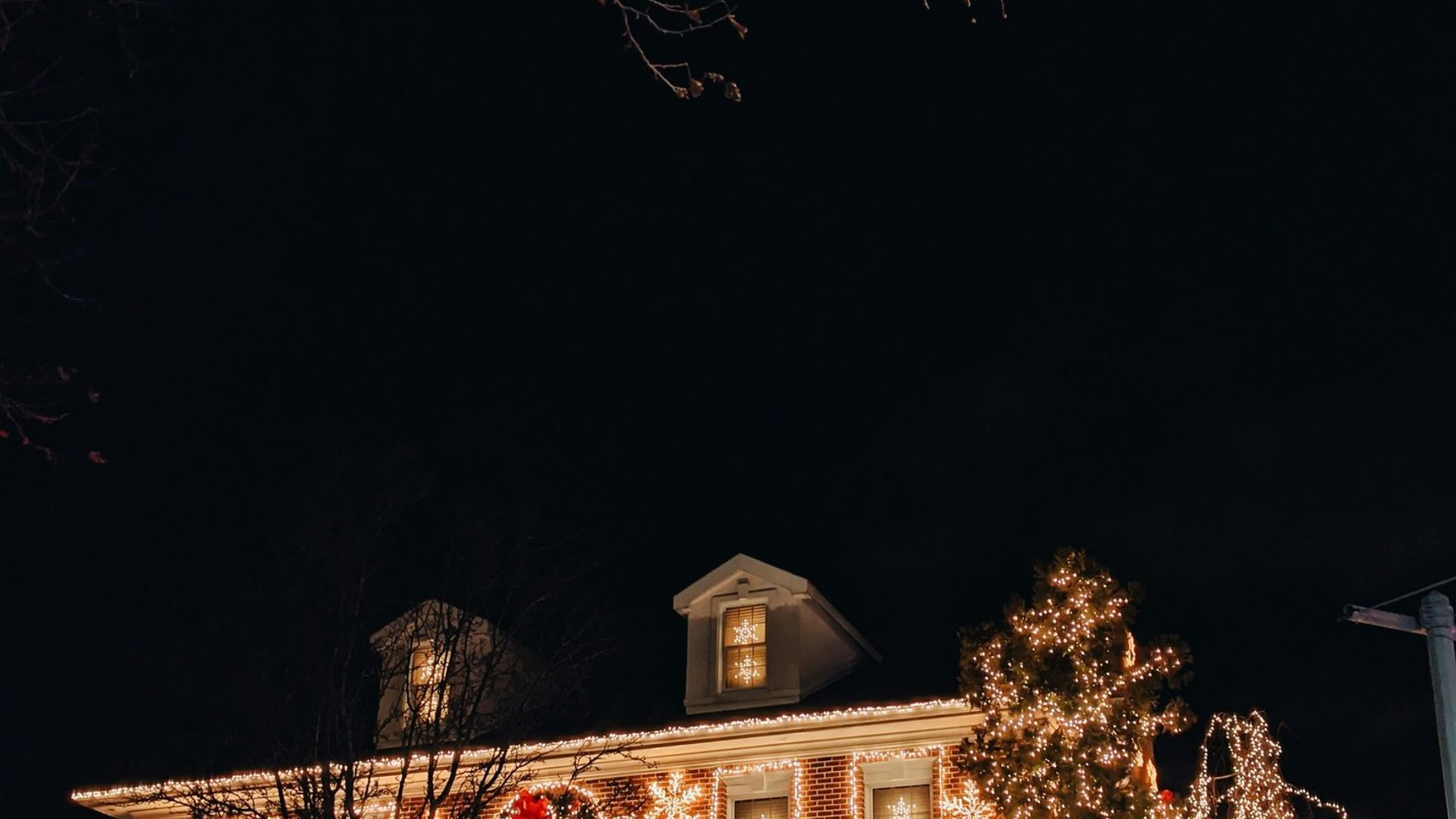 Kā zināt, cik daudz elektrības "apēd" gaismas rotājumi? Aprēķini svētku noskaņas izmaksas