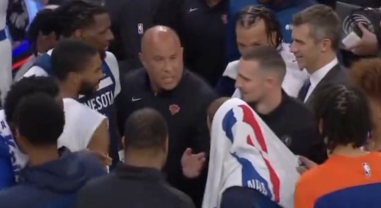 Video: Pret paša gribu no Ņujorkas aizmainītais Divinčenzo saķeras ar "Knicks" treneri