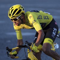 Kolumbietis Bernals kļūst par trešo visu laiku jaunāko 'Tour de France' čempionu