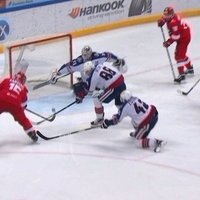 Video: Daugaviņš palīdz Karsumam gūt vārtus KHL spēlē