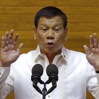 Duterte apsūdz Filipīnu pilsētas mēru narkotiku tirdzniecībā; policija mēru nošauj