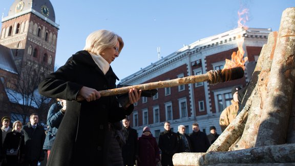 Barikāžu piemiņas ugunskurs iedegšana Doma laukumā - 5