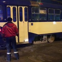 Video: Uzvaras bulvārī no sliedēm nobraucis tramvajs; satiksme atjaunota