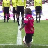 Video: Futbola maču Japānā atklāj talismans - pērtiķis