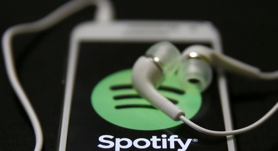 Отменить Spotify. Рок-легенды Джони Митчелл и Нил Янг ушли с платформы из-за подкаста Джо Рогана о вакцинах против коронавируса