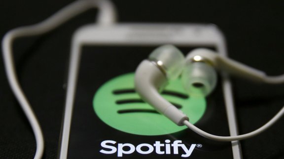 Отменить Spotify. Рок-легенды Джони Митчелл и Нил Янг ушли с платформы из-за подкаста Джо Рогана о вакцинах против коронавируса