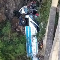 Taizemē no tilta nokrīt autobuss; 29 bojāgājušie