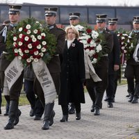 Foto: Lestenes Brāļu kapos amatpersonas piemin Otrā pasaules kara cīnītājus