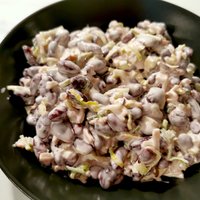 Pupiņu salāti ar šķiņķi, puravu un seleriju