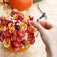 Foto pamācība: Eleganta rudens ziedu kompozīcija ķirbī