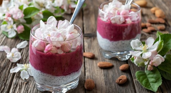 Desertos, limonādēs un salātos: kā izmantot ēdamos augļu koku ziedus