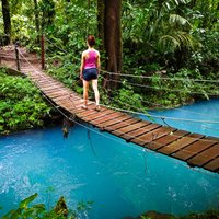 Savdabīgi zila upe Kostarikā, kas maina krāsu