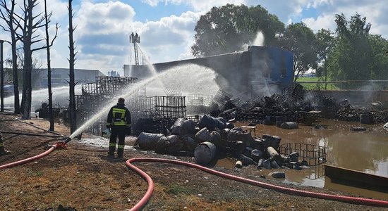 Ugunsgrēkā bīstamo atkritumu apsaimniekošanas uzņēmumā "Corvus Company" sadegušas vairāk nekā 88 tonnas atkritumu