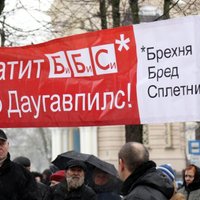 ФОТО: Пикет в Риге против демонстрации фильма BBC на LTV
