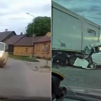 Video: Jēkabpilī ātri braucošs mikriņš ietriecas kravas auto; šoferis iet bojā