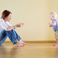 Pirmie soļi – kāpēc vecākiem bērnu nevajag steidzināt un stimulēt