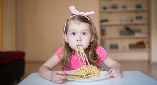 Septiņi 'droši' veidi, kā bērnam radīt ēšanas traucējumus