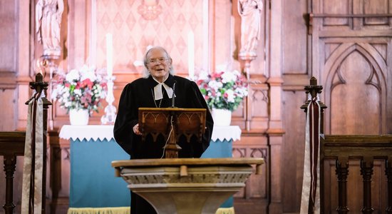 'Ticība Dievam ir mans ceļa spieķis' - Ģertrūdes baznīcas mācītājs Skuja svin 100 gadu jubileju