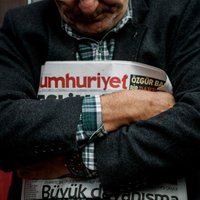 Turcijas policija aizturējusi opozīcijas laikraksta valdes priekšsēdētāju