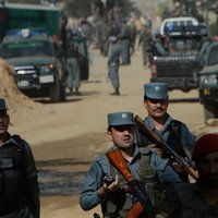 Talibi Kabulā uzbrūk prezidenta pilij; pilsētā skan sprādzieni