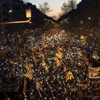 Barselonā 200 000 cilvēku protestē pret Katalonijas līderu tiesāšanu