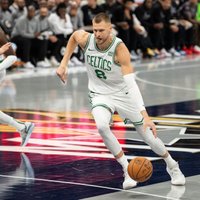 Porziņģis ar 'double double' palīdz 'Celtics' turpināt perfekto sezonu mājās