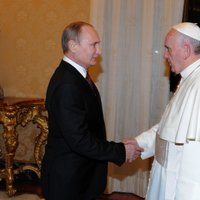 Putins pirmo reizi ticies ar Romas pāvestu Francisku