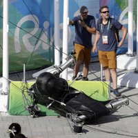 Riodežaneiro olimpiskajā parkā nokrīt milzīga televīzijas kamera un ievaino septiņus cilvēkus