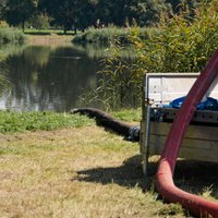 Foto: No plūdu piesārņotā dīķa Uzvaras parkā atsūknēs visu ūdeni