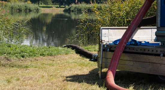 Foto: No plūdu piesārņotā dīķa Uzvaras parkā atsūknēs visu ūdeni