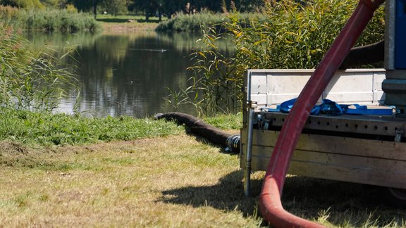 Attīra plūdu piesārņoto dīķi Uzvaras parkā