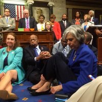 Demokrāti ASV Kongresā rīko sēdstreiku, pieprasot stingrākus šaujamieroču aprites likumus