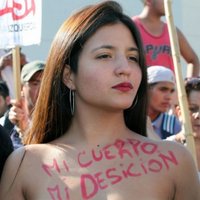 ФОТО: Полуобнаженные аргентинки выступили за право загорать топлесс