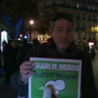 Video: Ļaudis steidz izpirkt jauno 'Charlie Hebdo' numuru