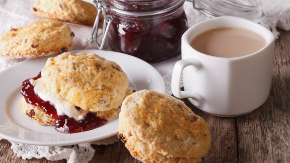 scones cepumi tēja ievārījums brokastis