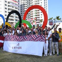 Foto: Rio olimpiskajā ciematā pacelts Latvijas karogs