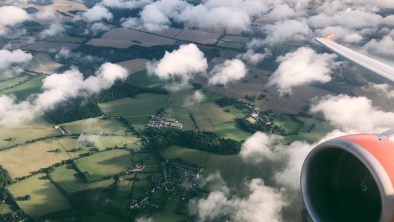 Krievijas radītie navigācijas traucējumi virs Eiropas: ko īsti nozīmē "nopietns apdraudējums" aviosatiksmei?